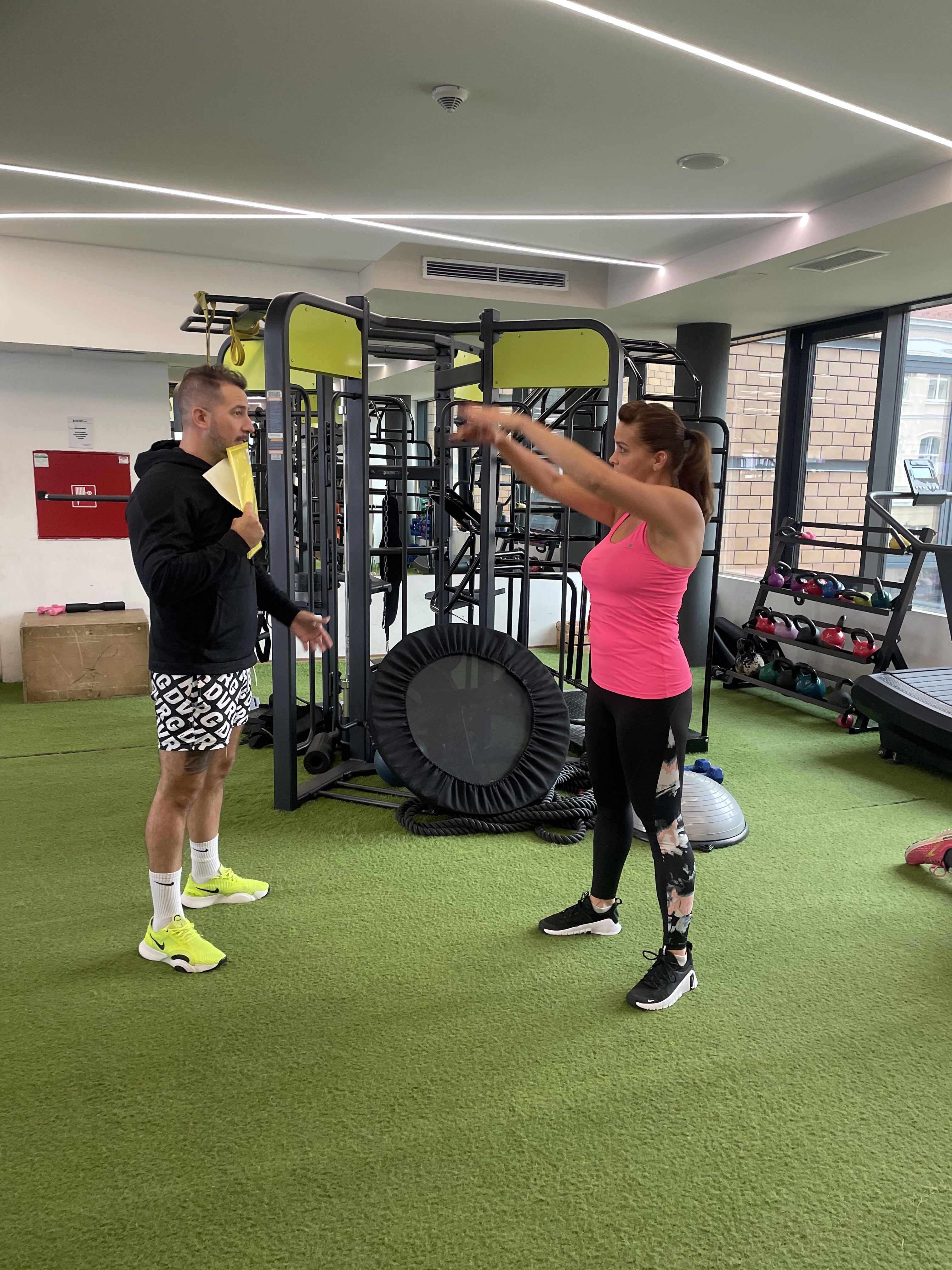 Dr. Rábai Dávid egy gyakorlatot mutat a Lion Fitnessben