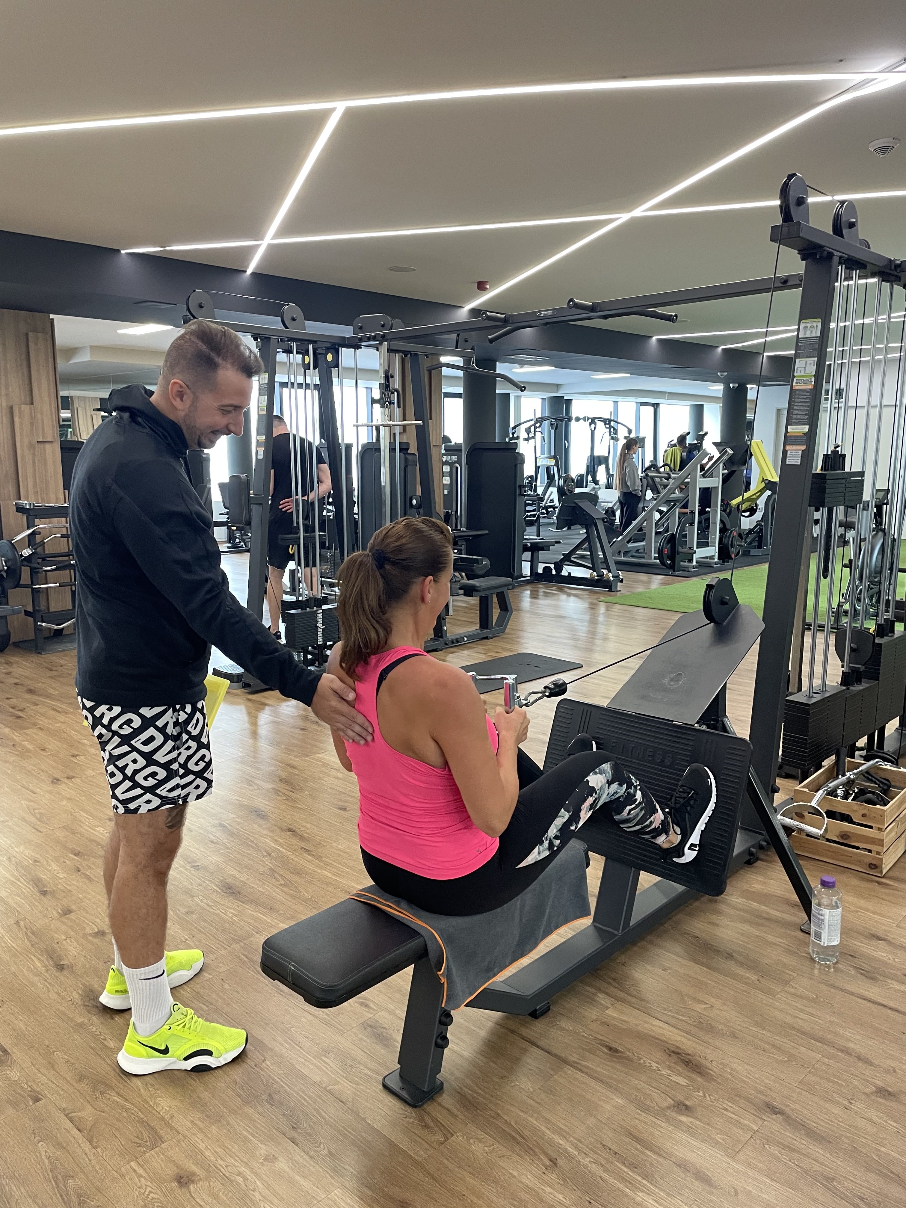 Dr. Rábai Dávid személyesen segít vendégének a gyakorlat helyes végrehajtásában a Lion Fitnessben